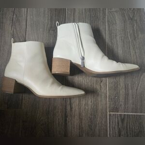 Universal Threads pointed toe boots